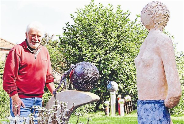 Klaus Werner aus Schweindorf mit einer seiner neusten Skulpturen (links). Foto: Anna Graalfs