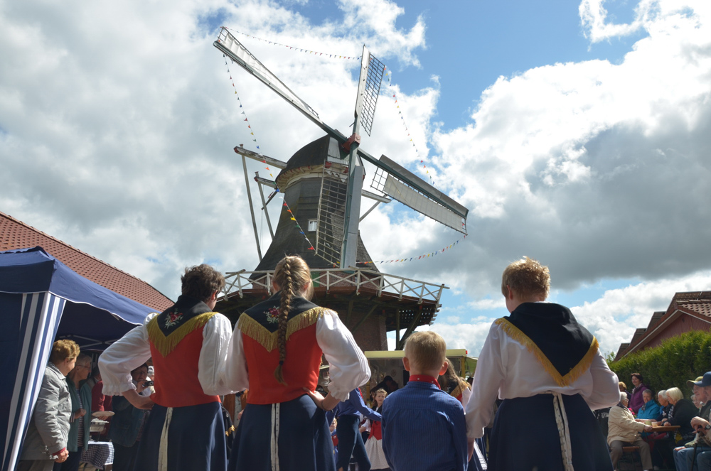 Deutscher Mühlentag 2016 in Schweindorf, Mühle Klaashen, Volkstanzgruppe Holtgast