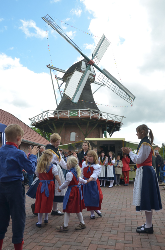 Deutscher Mühlentag 2016 in Schweindorf, Mühle Klaashen, Volkstanzgruppe Holtgast